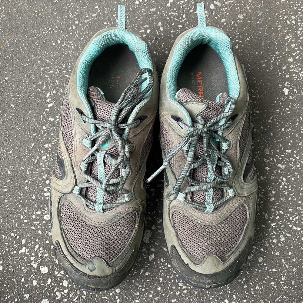 Merrill woman’s hiking shoes! Size 8.5